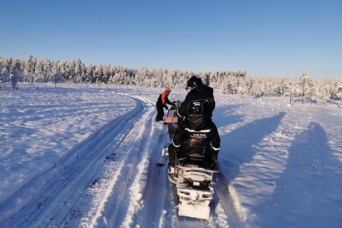 1-Hour Snowmobile Safari Experience - Mid-ride break: photos, a switch in who drives, and a chance to warm up
