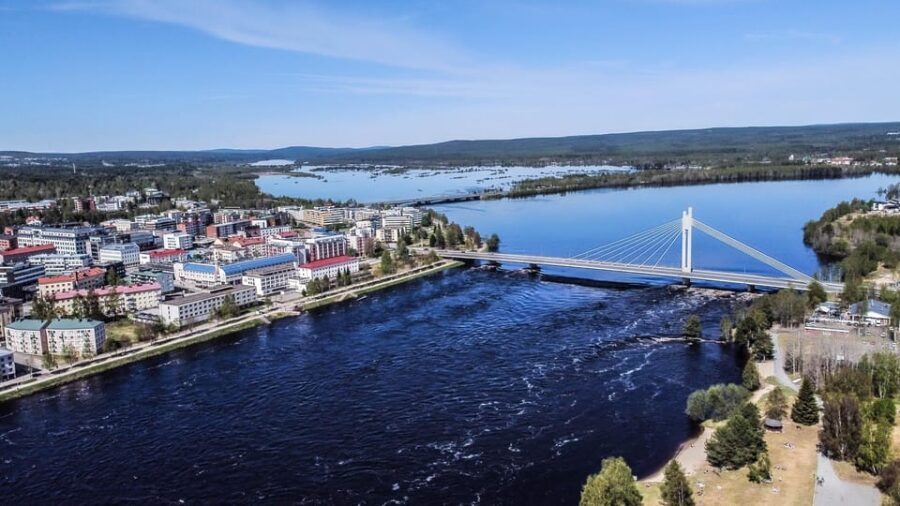 City tour and Santa Claus village visit in Lapland - Souvenir shopping time: buy small, buy smart