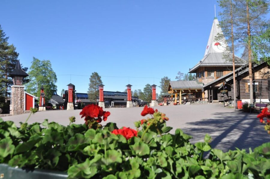City tour and Santa Claus village visit in Lapland - Transfers included: why it matters more in winter