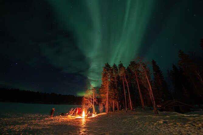 Northern Lights Hunting in Lappish old cottage - The main viewing stop at Tahtamankuja: panoramic north views + real warmth