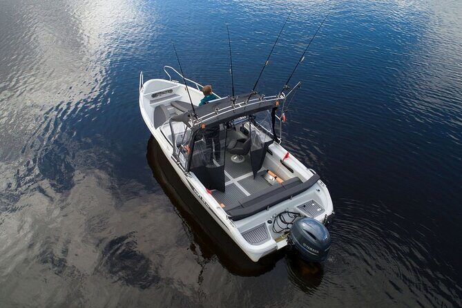 Private Guided Fishing Boat Tour in Rovaniemi - The guide makes the trip: hands-on teaching and calm direction