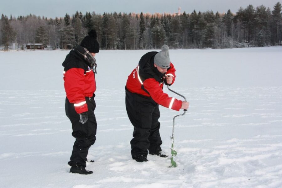 Rovaniemi: Arctic Circle Ice Fishing Experience - Campfire hot juice and sausages: the built-in reset