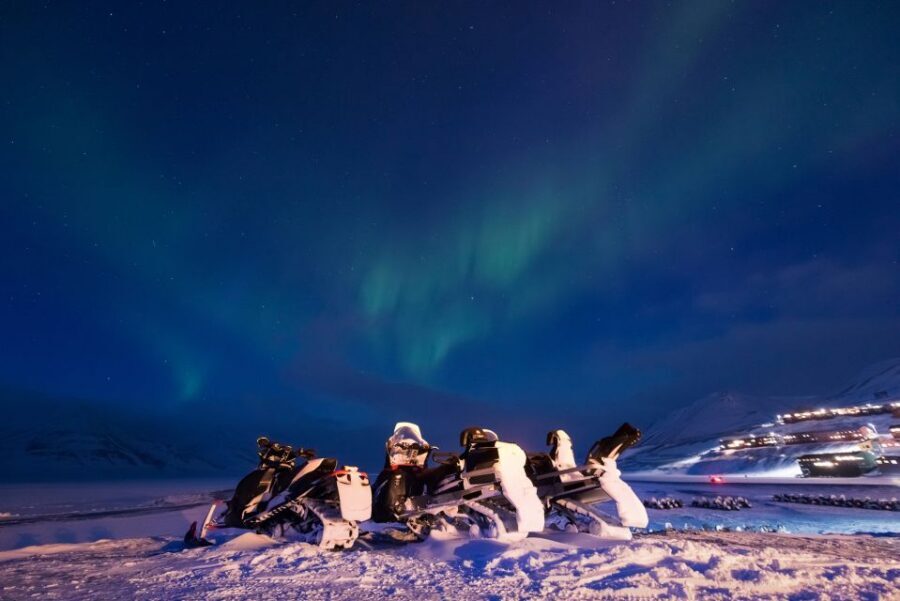 Rovaniemi: Aurora Borealis Snowmobile Safari with Campfire - Driving the snowmobile: license rules and sharing the machine