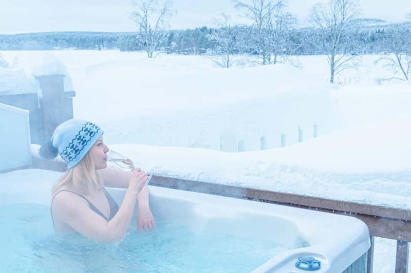 Rovaniemi: Ice Restaurant Dinner with Snow Sauna & jacuzzi - Price and value: what $318 buys you in real terms