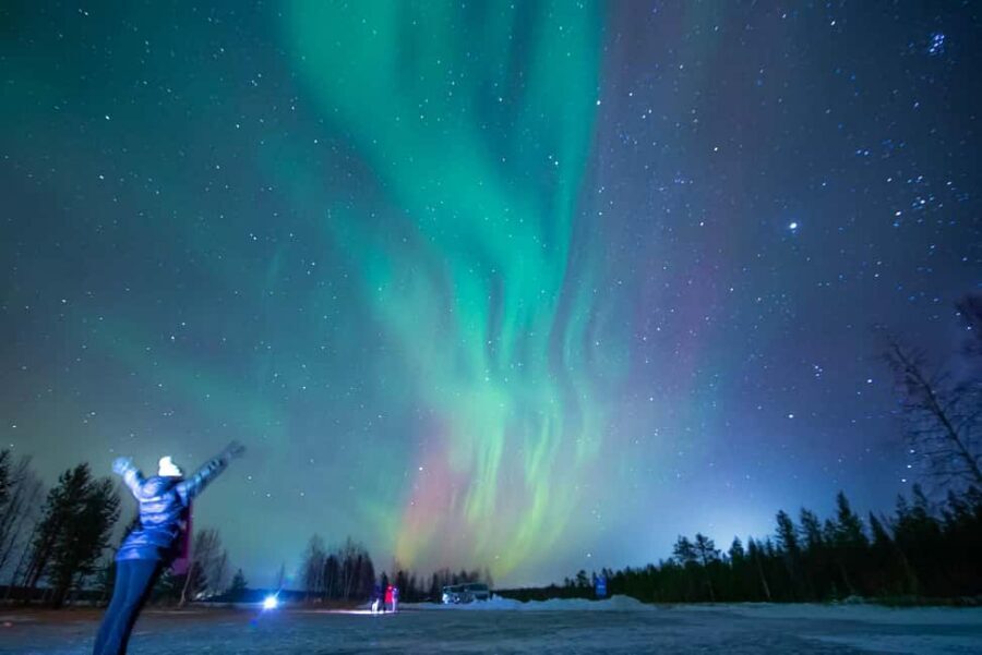 Rovaniemi: Northern Lights Guided Tour with Pro Camera - Why Rovaniemi’s aurora night feels different with a guide