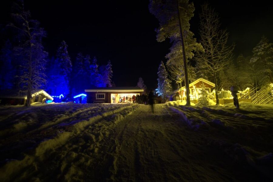 Rovaniemi: Northern Lights Hunting in Lappish old cottage - The open fire stop: Lappish sausages and local stories in the cold