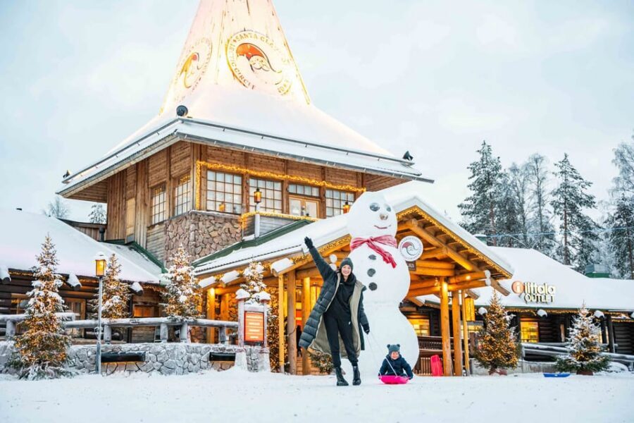 Rovaniemi: Private Pro Photoshoot in Santa Claus Village - The human side: what the photographer support looks like