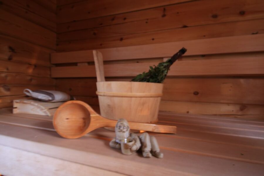 Rovaniemi: Private Sauna, Jacuzzi and Dinner - Entering the sauna: the Finnish heat rhythm for first-timers