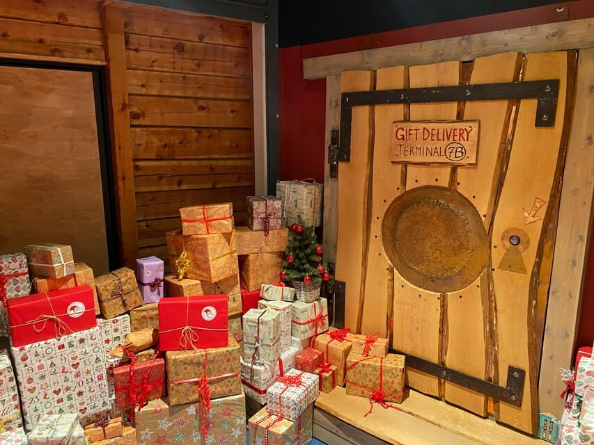 Rovaniemi: Santa Claus Village and Husky sledge/guided tour - Santa’s free time: shopping, warm drinks, and keeping your pace