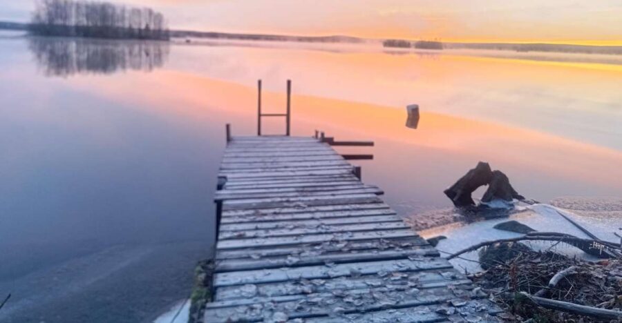 Rovaniemi: Traditional Sauna and Ice Swimming Experience - Cold cooling by the Kemijoki: how to pace the plunge