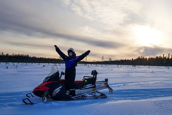 Snowmobile Driving - Morning start - Snowmobile driving basics: you learn fast, then you go