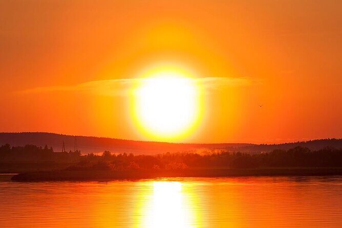 Sunset at the Arctic Circle - The guide-led factor: Anthony’s impact (and why it matters)